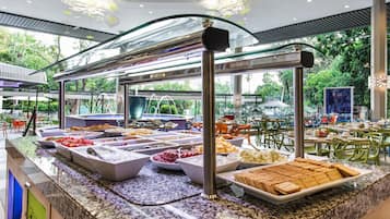 10 restaurantes; se sirve desayuno, almuerzo y cena; cocina local
