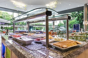 10 restaurants, breakfast, lunch, dinner served; local cuisine