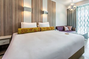 Tallelokero huoneessa, työpöytä, ilmainen Wi-Fi, vuodevaatteet