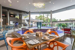 10 restaurantes; se sirve desayuno, almuerzo y cena