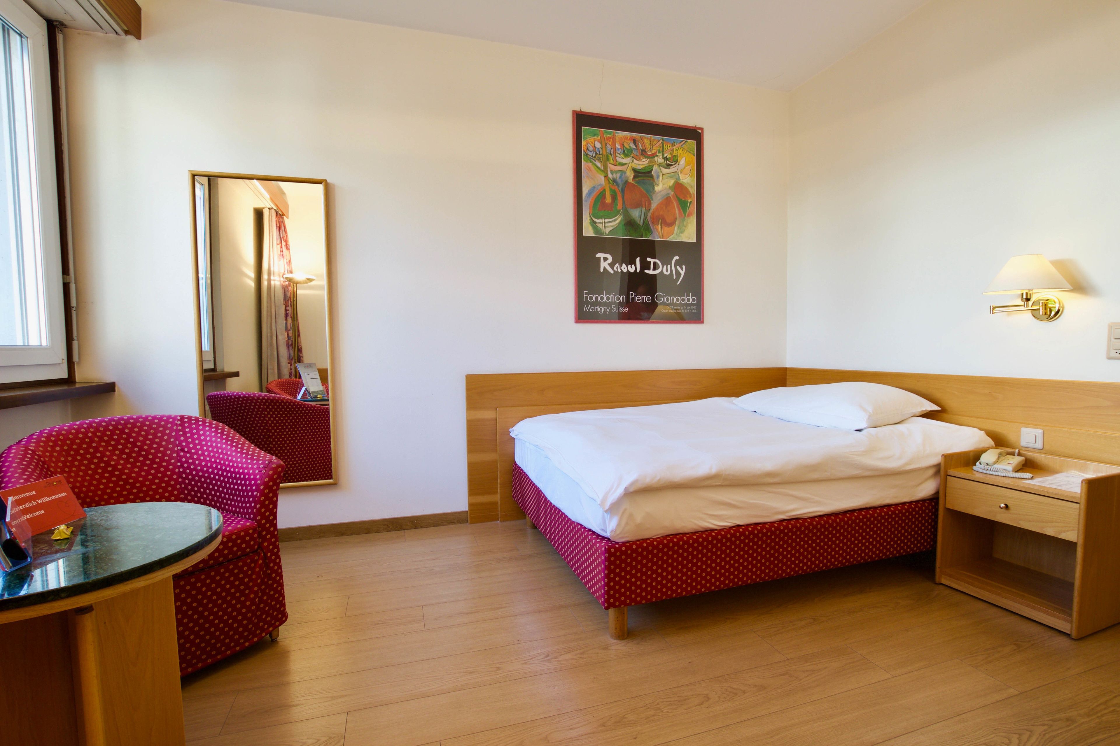 standard single room | minibar, in-room safe, desk, iron/ironing board