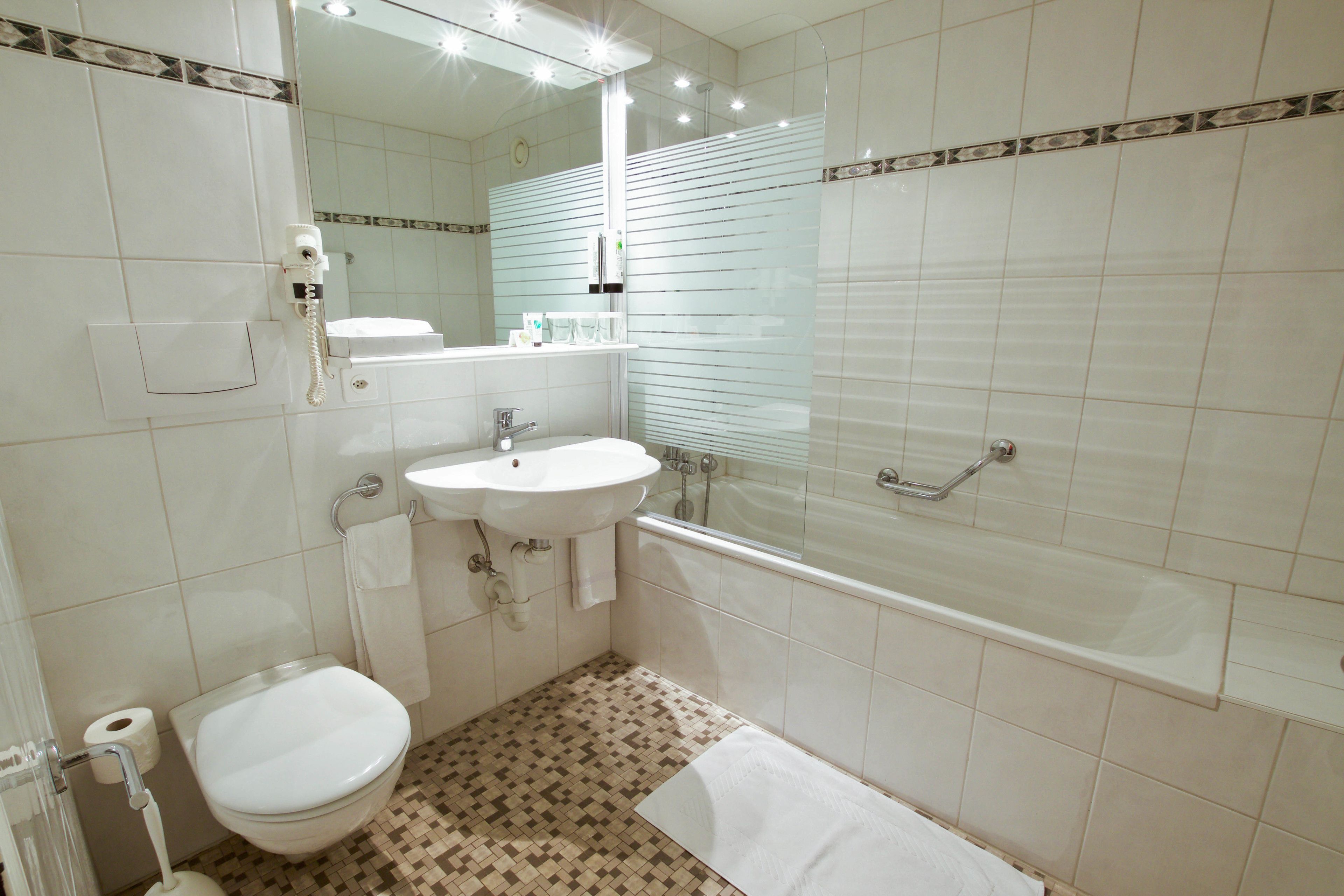 combined shower/bathtub, free toiletries, hair dryer, towels