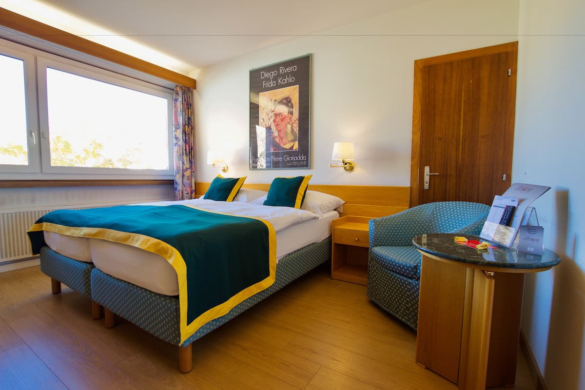 standard triple room | minibar, in-room safe, desk, iron/ironing board