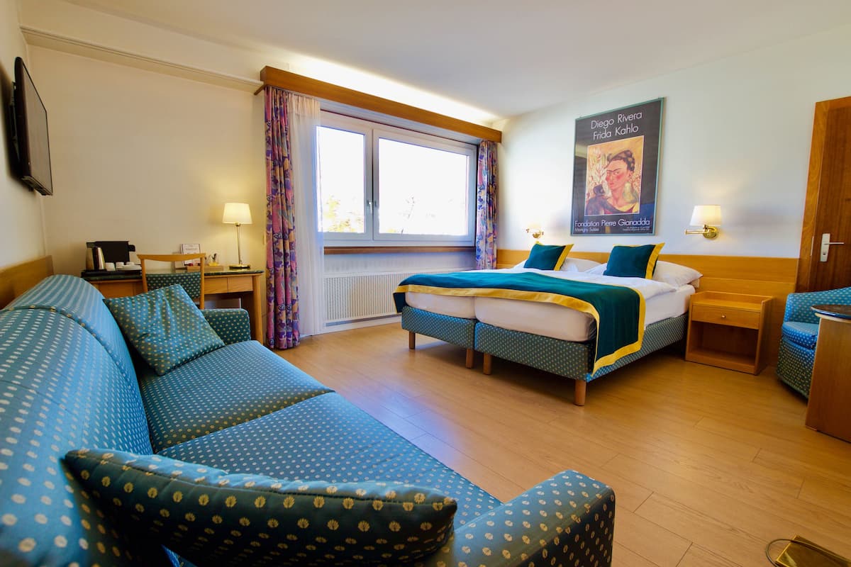 standard triple room | minibar, in-room safe, desk, iron/ironing board