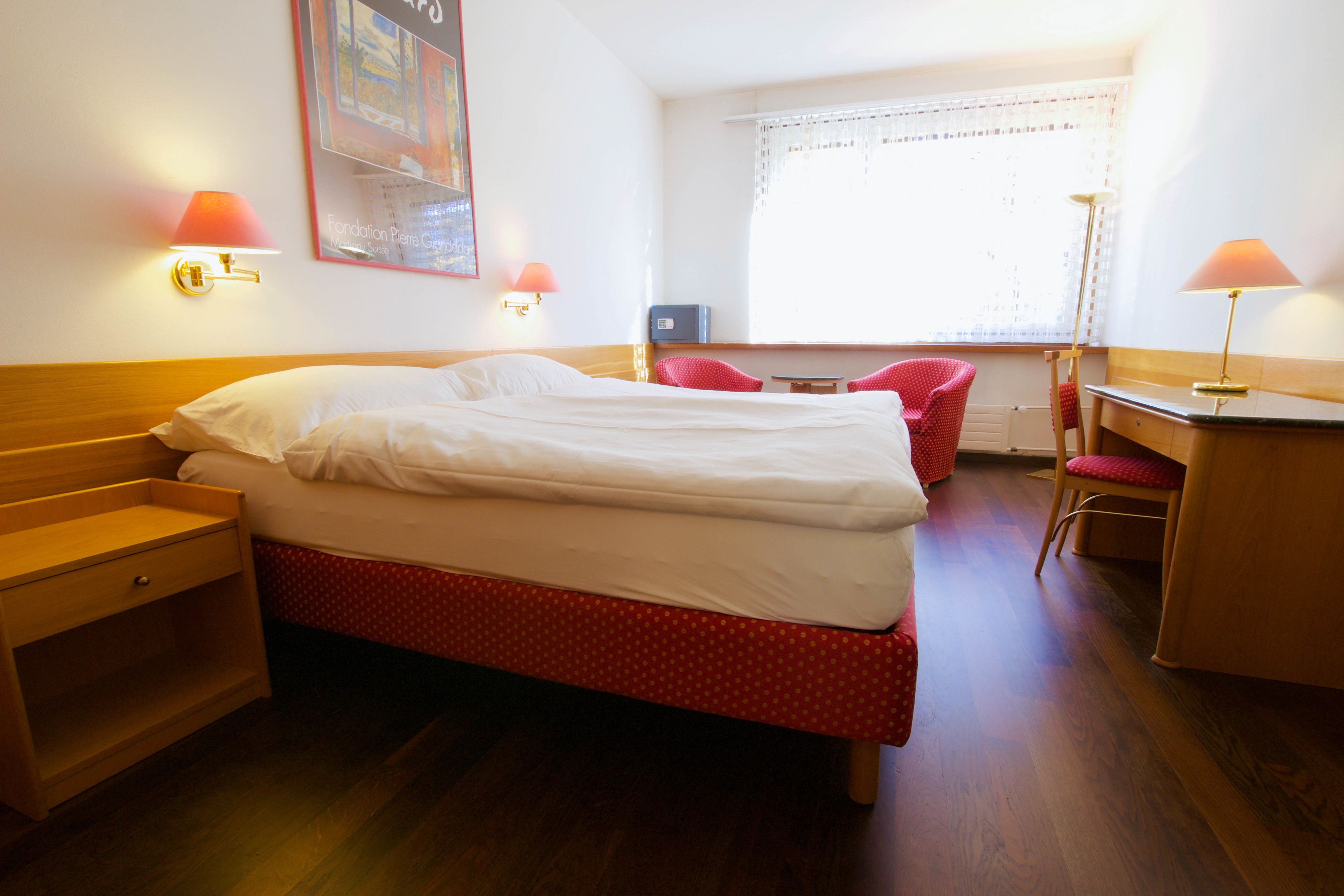 family room | minibar, in-room safe, desk, iron/ironing board