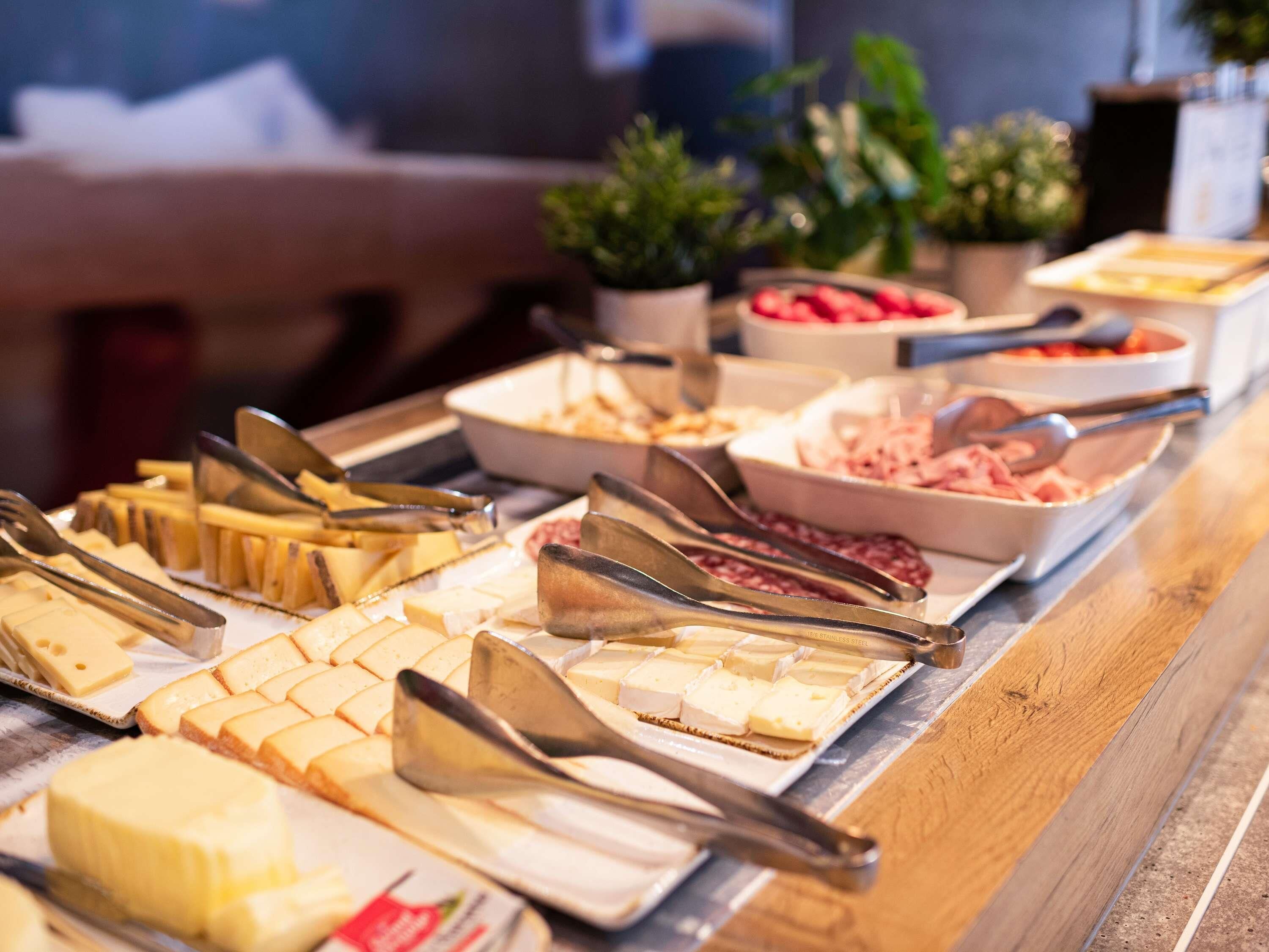 Un buffet proposant une variété de fromages et de charcuteries.