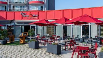 Déjeuner et dßner servis sur place, spécialités Cuisine régionale