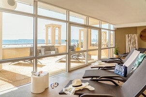 Salas de tratamiento para parejas, un sauna, una bañera de hidromasaje