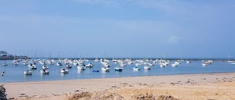 Beach nearby, white sand, 2 beach bars