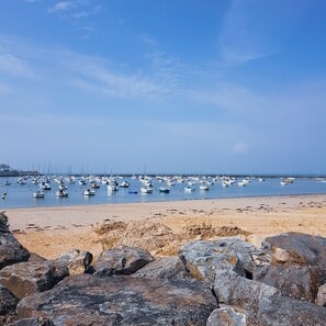 Plage à proximité, sable blanc, 2 bars de plage