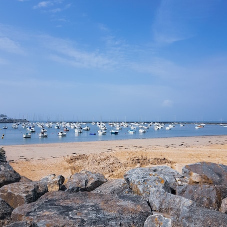 Beach nearby, white sand, 2 beach bars