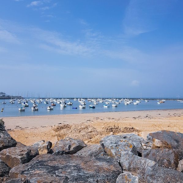 Beach nearby, white sand, 2 beach bars