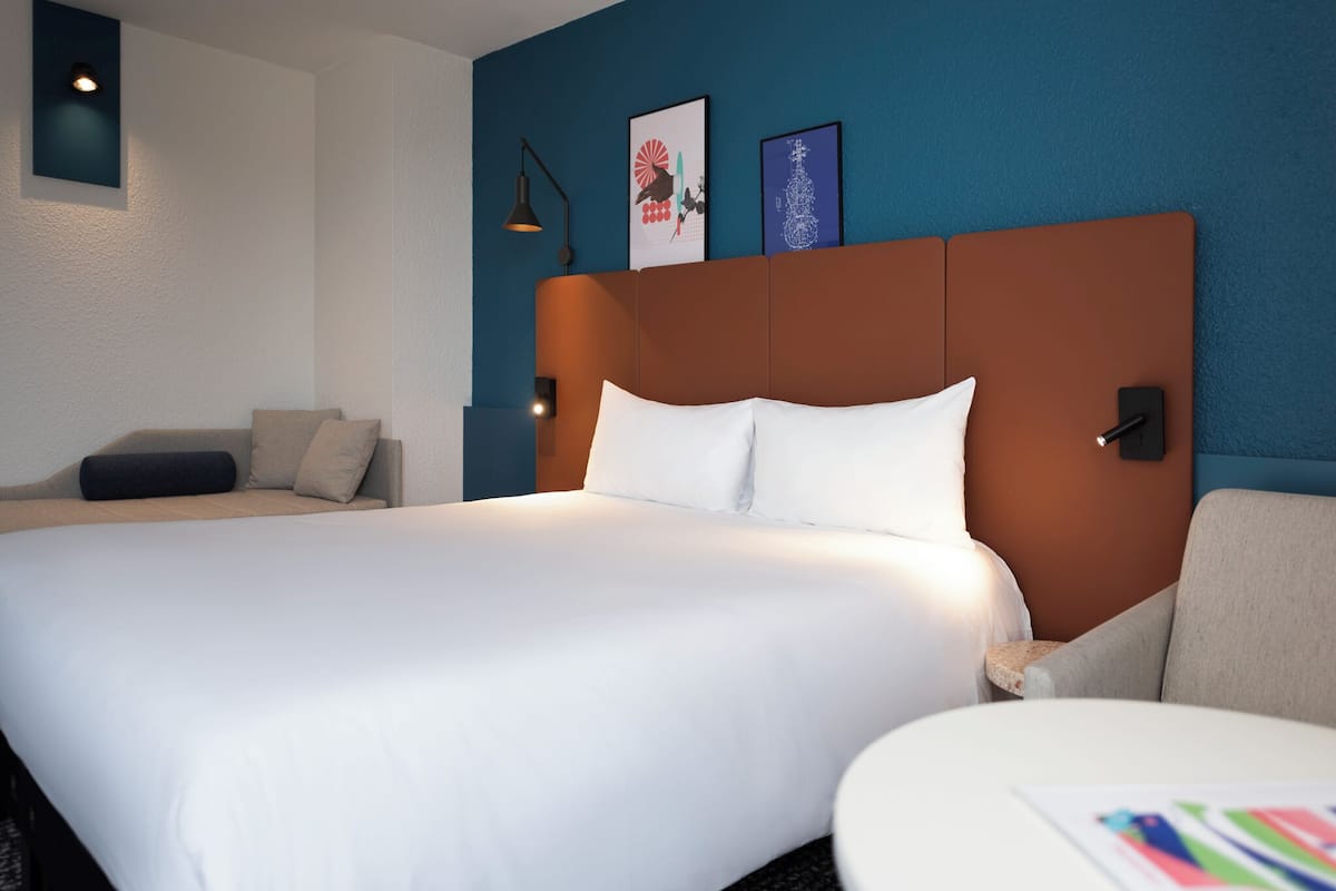 Doppelzimmer, Mehrere Betten | Hochwertige Bettwaren, individuell eingerichtet, Schreibtisch