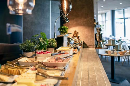 Petit déjeuner buffet servi tous les jours en supplément