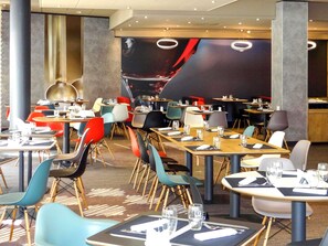 Serveert lunch en diner, regionale gerechten