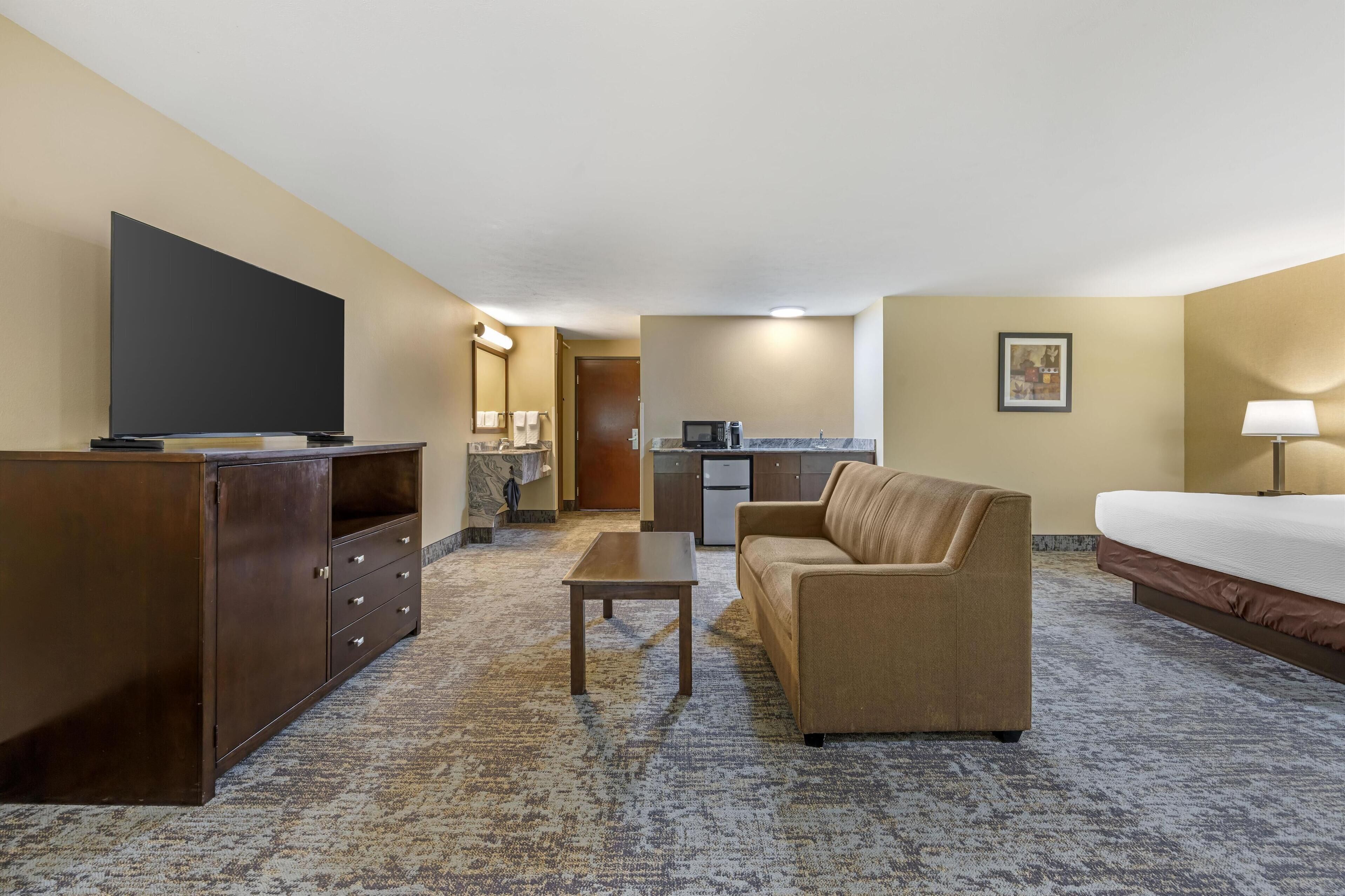 suite, 1 king bed, non smoking, jetted tub (presidential;with sofabed) | premium bedding, desk, laptop workspace, blackout curtains