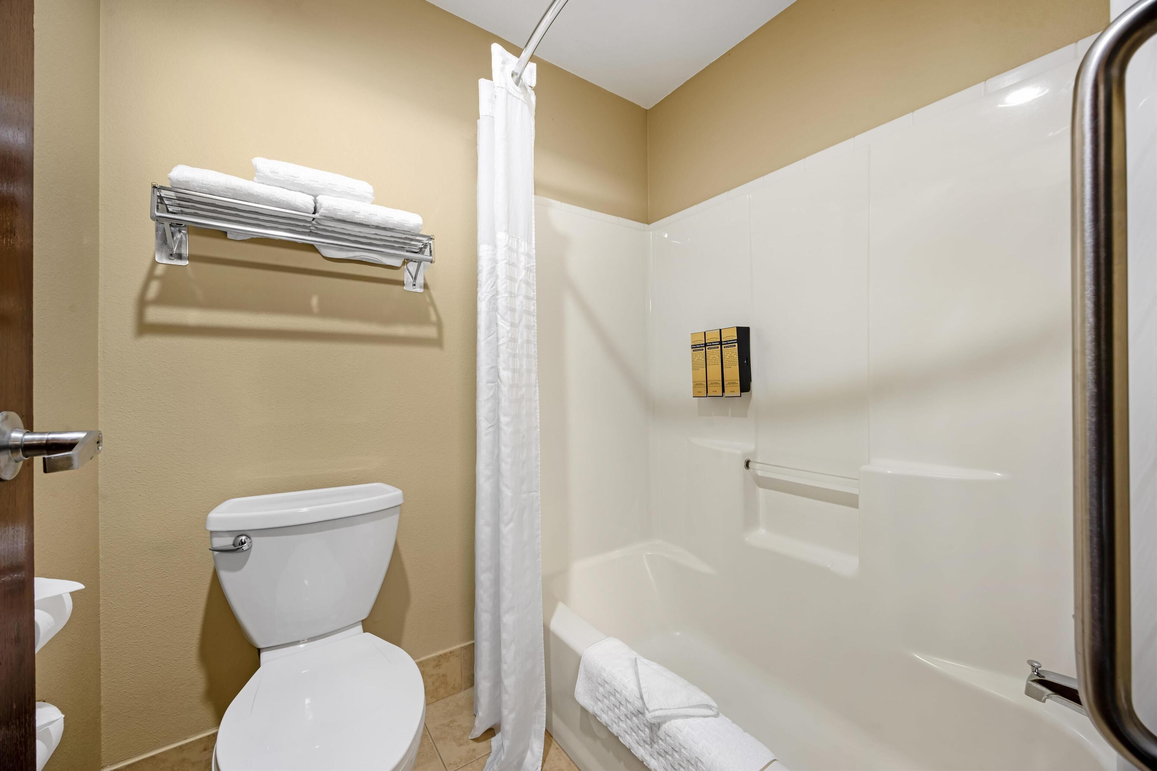 standard room, 1 queen bed, non smoking, refrigerator & microwave | bathroom | combined shower/bathtub, free toiletries, hair dryer, towels