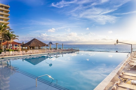 3 outdoor pools, sun loungers