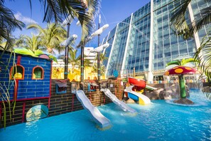 3 outdoor pools, pool loungers