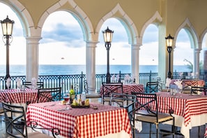 6 restaurants, breakfast, lunch, dinner served; barbecue