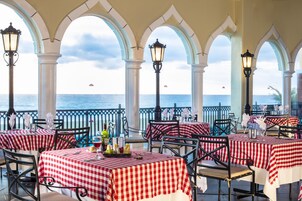 6 restaurantes; se sirve desayuno, almuerzo y cena