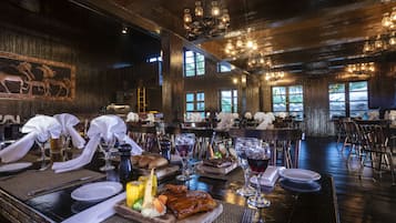 6 restaurants; breakfast, lunch and dinner served