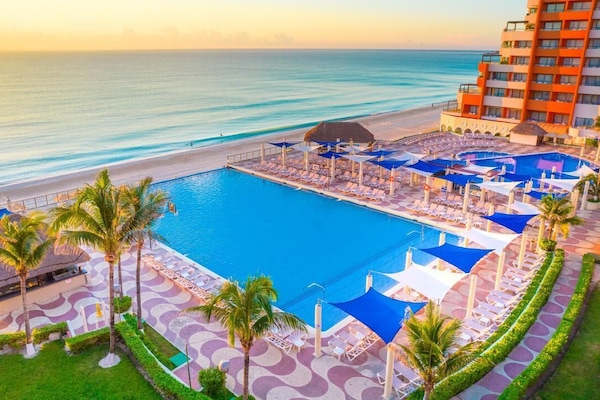 3 outdoor pools, sun loungers