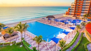 3 outdoor pools, pool loungers