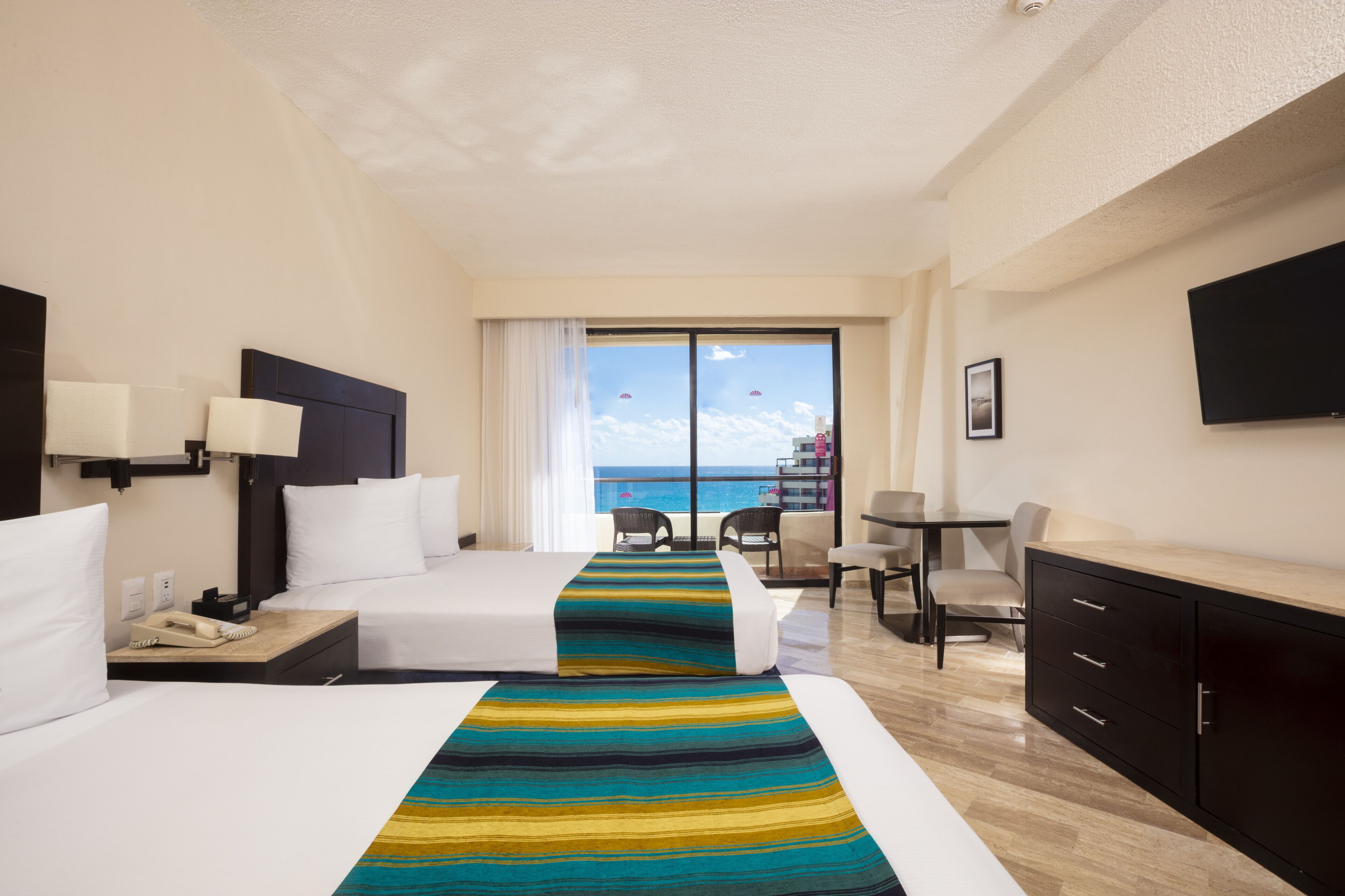 Articles gratuits dans le mini-bar, coffres-forts dans les chambres