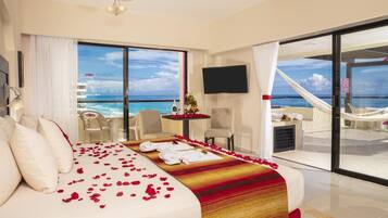 Honeymoon Room | Free minibar, in-room safe, blackout curtains, iron/ironing board