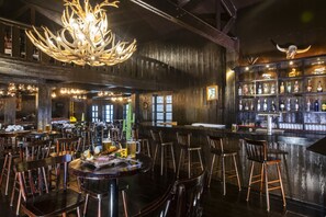 6 restaurants servant le déjeuner, le dîner et le souper