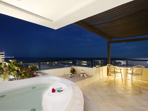 Honeymoon Room | Free minibar, in-room safe, blackout drapes, iron/ironing board
