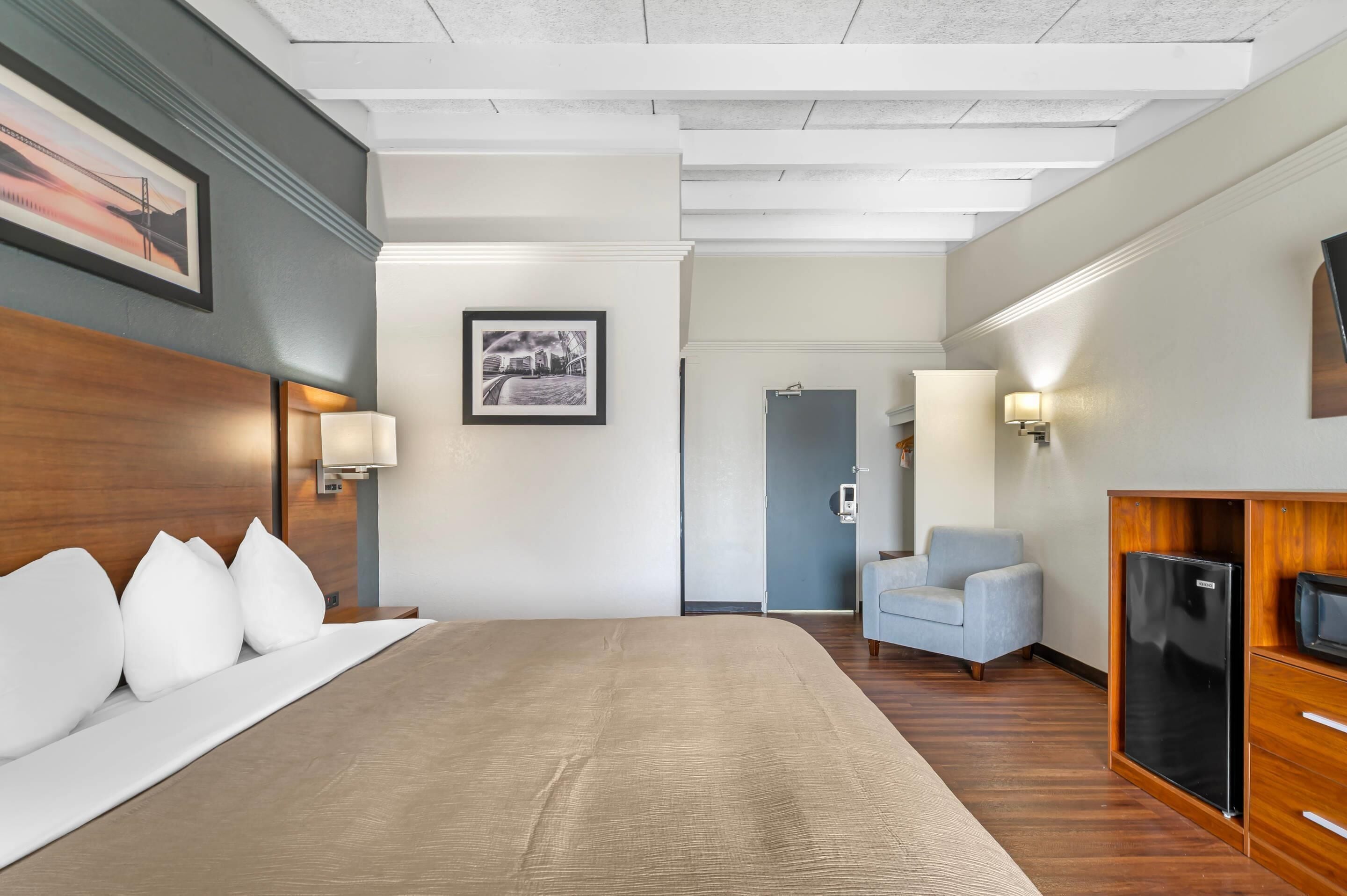 Habitación estándar, 1 cama de matrimonio grande, no fumadores | Caja fuerte, escritorio, tabla de planchar con plancha y cunas gratuitas