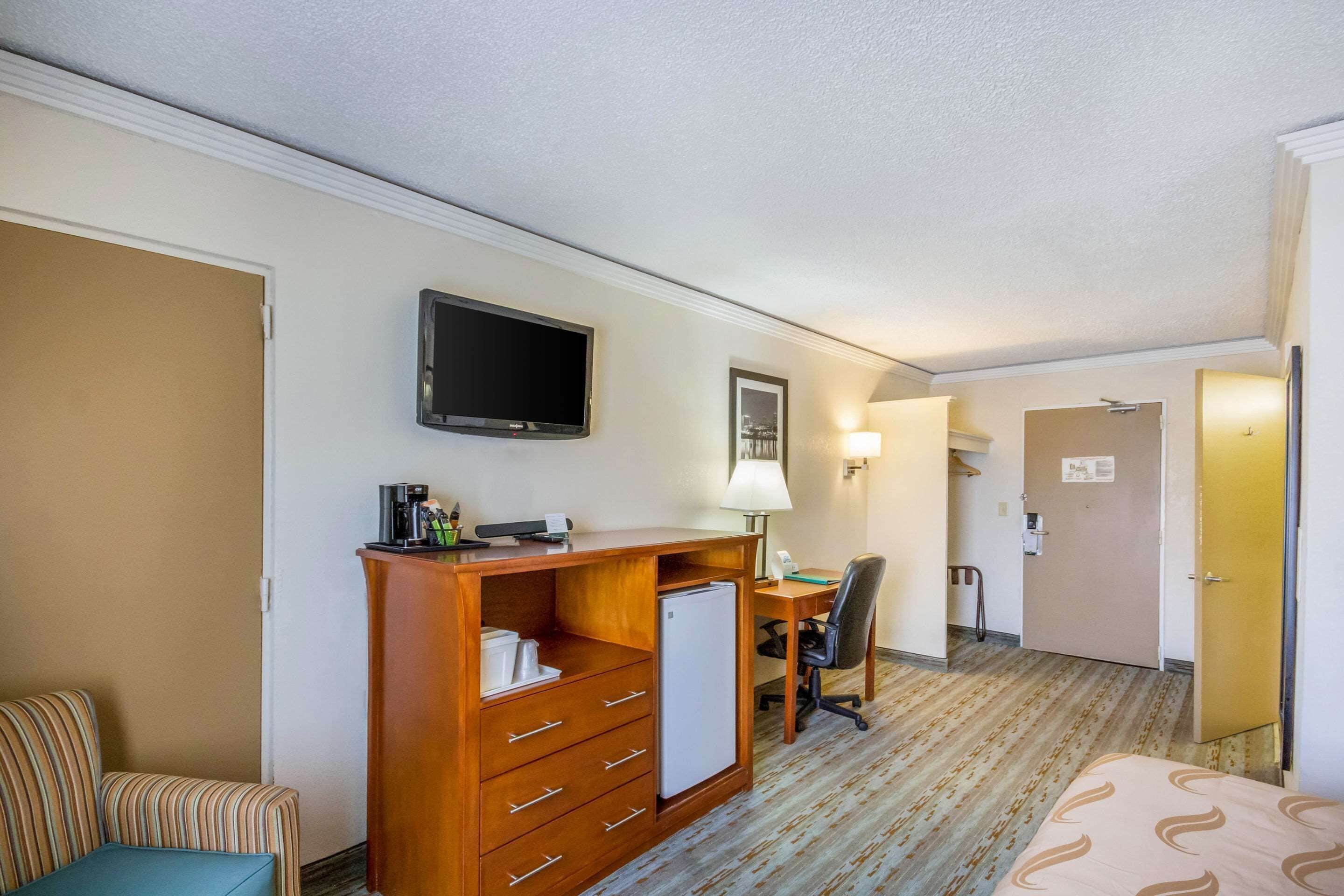 Business Room, 1 Queen Bed, Accessible, Non Smoking | In-room safe, desk, iron/ironing board, free cribs/infant beds