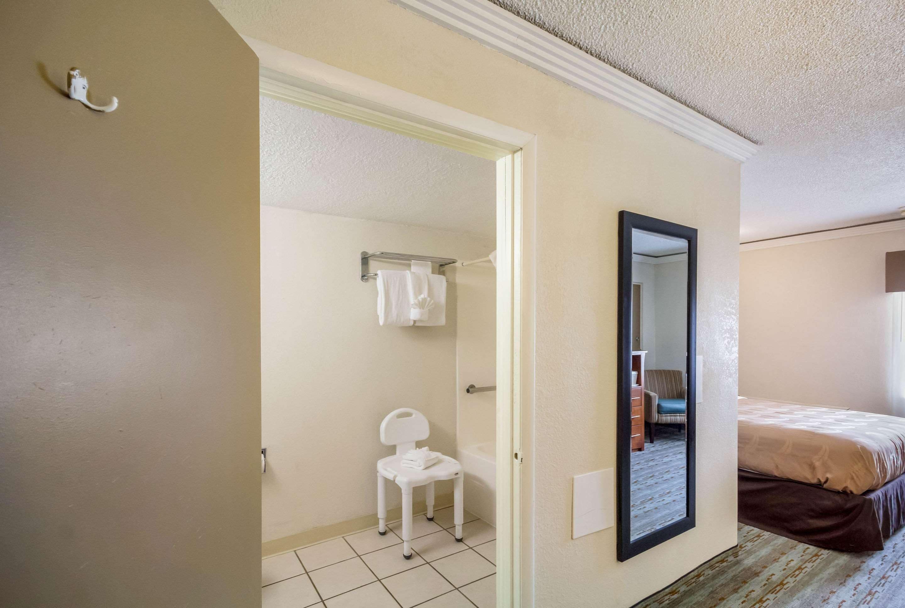 Chambre, 2 grands lits, accessible aux personnes à mobilité réduite, non-fumeurs | Salle de bain | Ensemble douche/baignoire, articles de toilette gratuits, sèche-cheveux