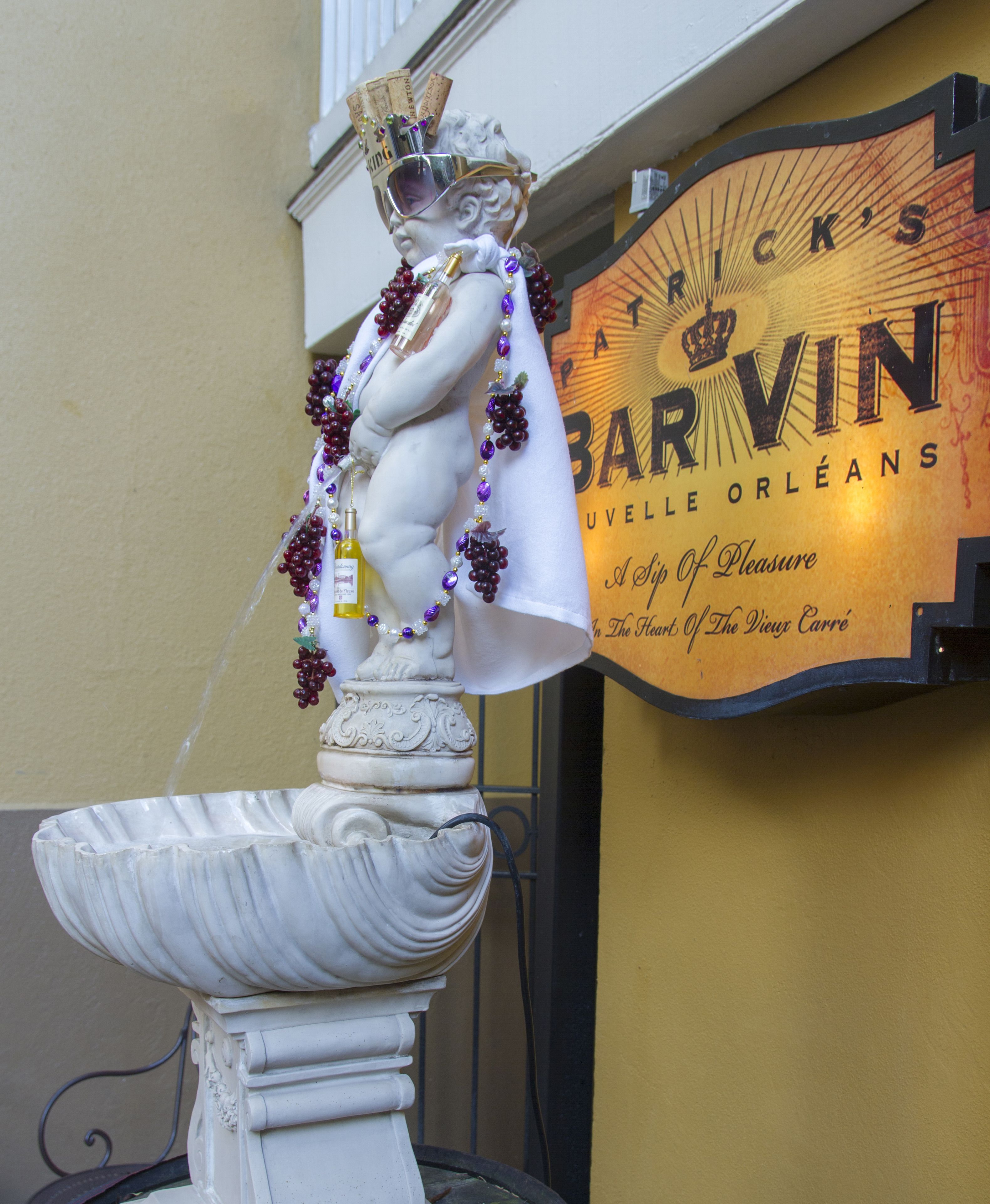 2 bars/lounges, wine bar, cocktail bar