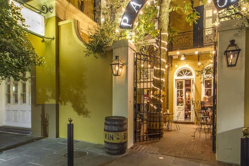 2 bars/lounges, wine bar, cocktail bar