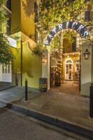 2 bars/lounges, wine bar, cocktail bar