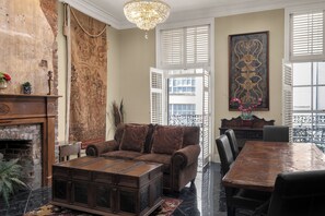 En 42-tommers LCD-TV med kabel-kanaler samt TV og iPod-dokkingstasjon