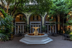 Courtyard - Hotel Mazarin (New Orleans)