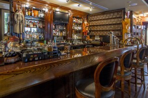 2 bars/lounges, wine bar, cocktail bar