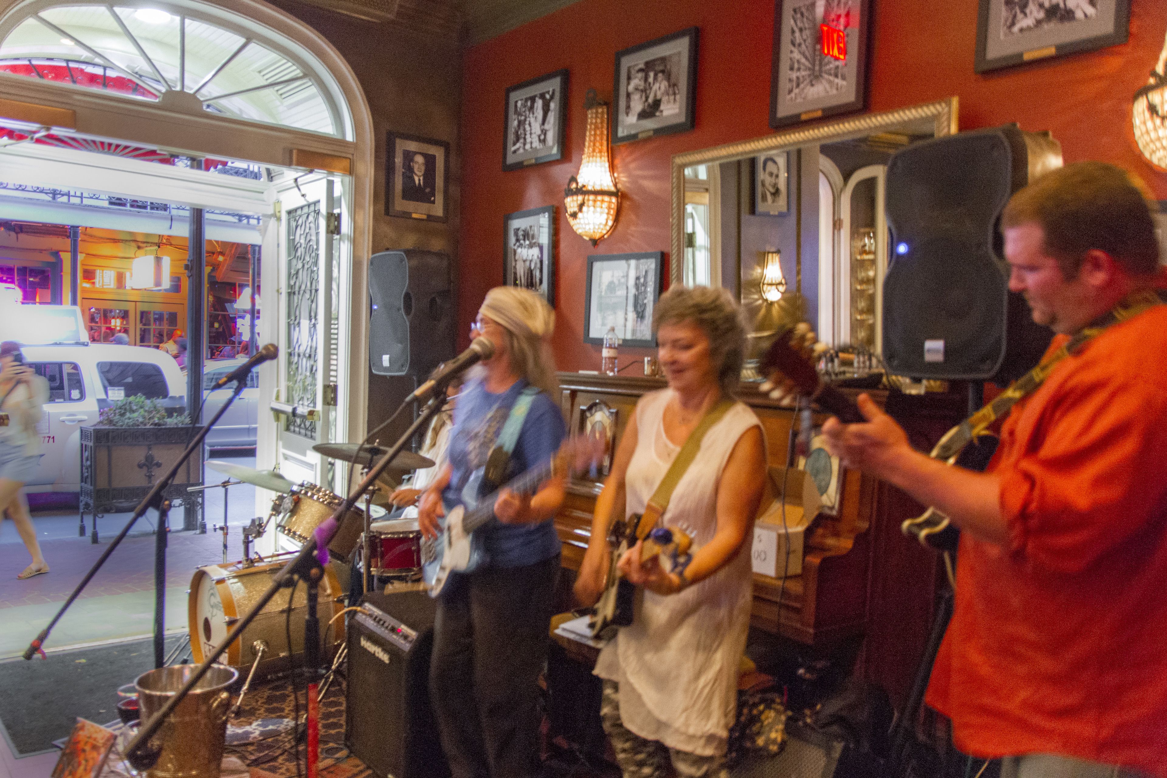 2 bars/lounges, wine bar, cocktail bar