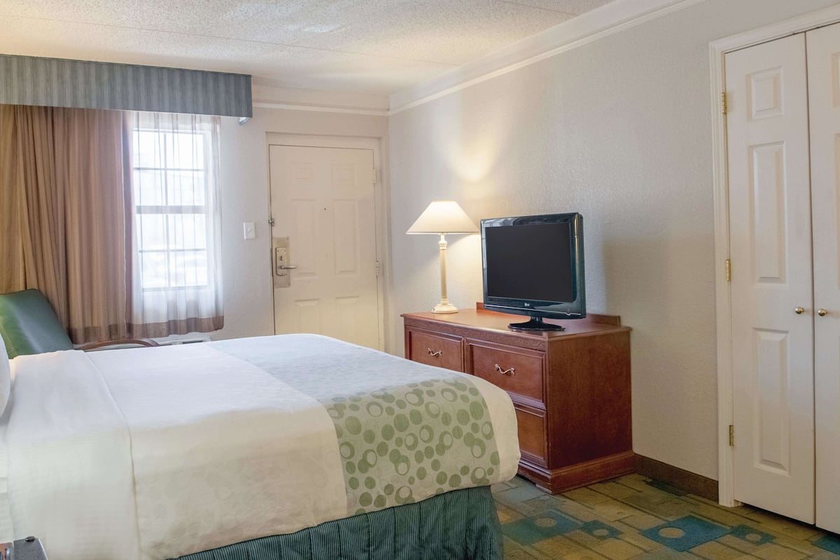 Chambre, 1 trÚs grand lit, accessible aux personnes à mobilité réduite (Mobility Accessible)