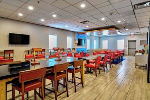 Free daily buffet breakfast - Holiday Inn Express Charleston-Civic Center by IHG (Charleston)