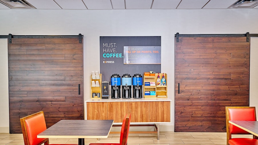 Holiday Inn Express Charleston-Civic Center by IHG