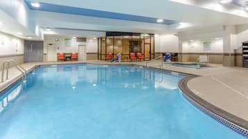 Piscina interna, funciona das 5h às 23h, espreguiçadeiras