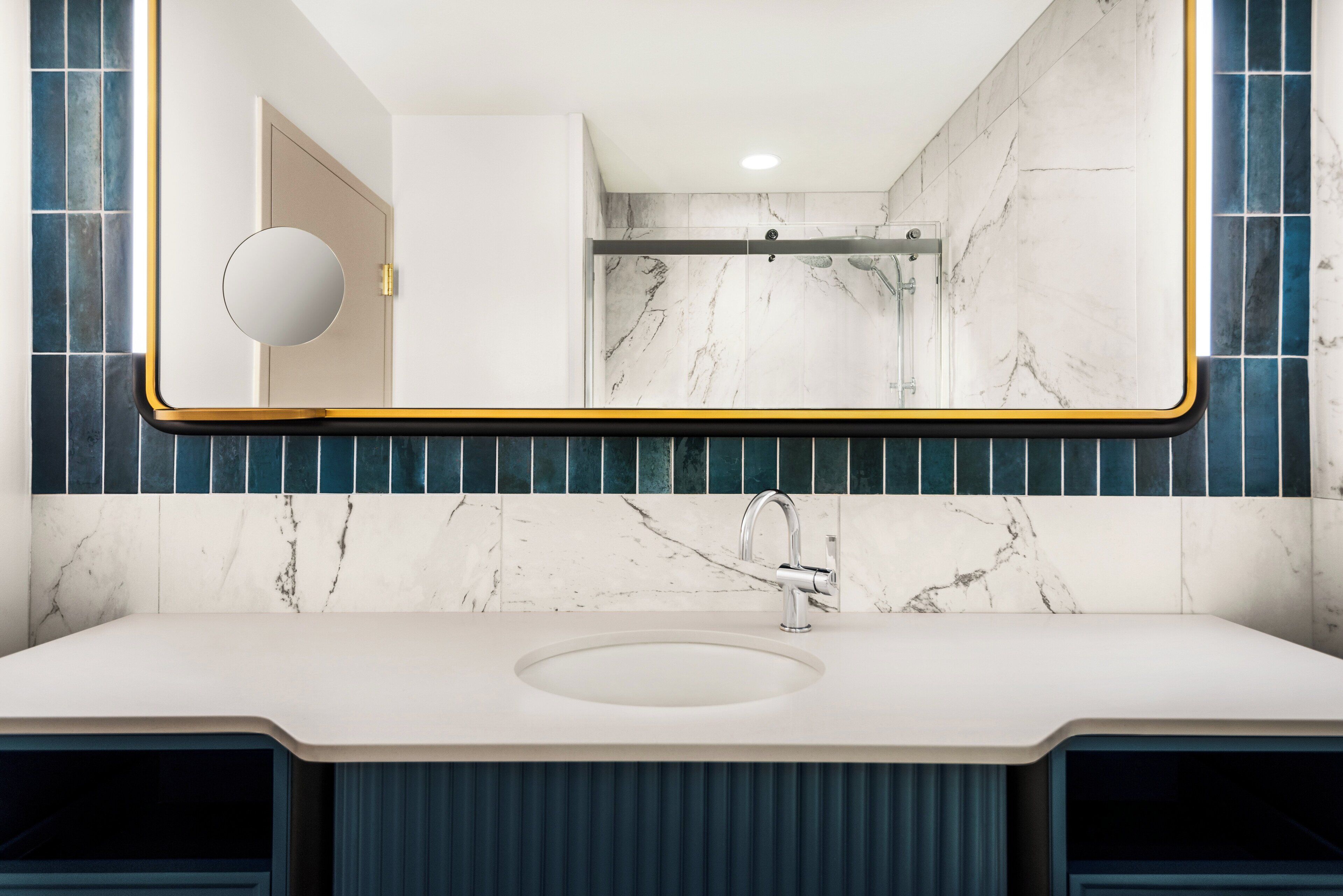 combined shower/bathtub, eco-friendly toiletries, hair dryer, towels