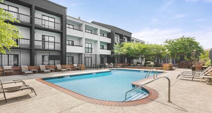 Super 8 by Wyndham Dallas Love Field Airport