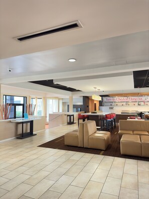 Lobby sitting area - Super 8 by Wyndham Dallas Love Field Airport (Dallas)