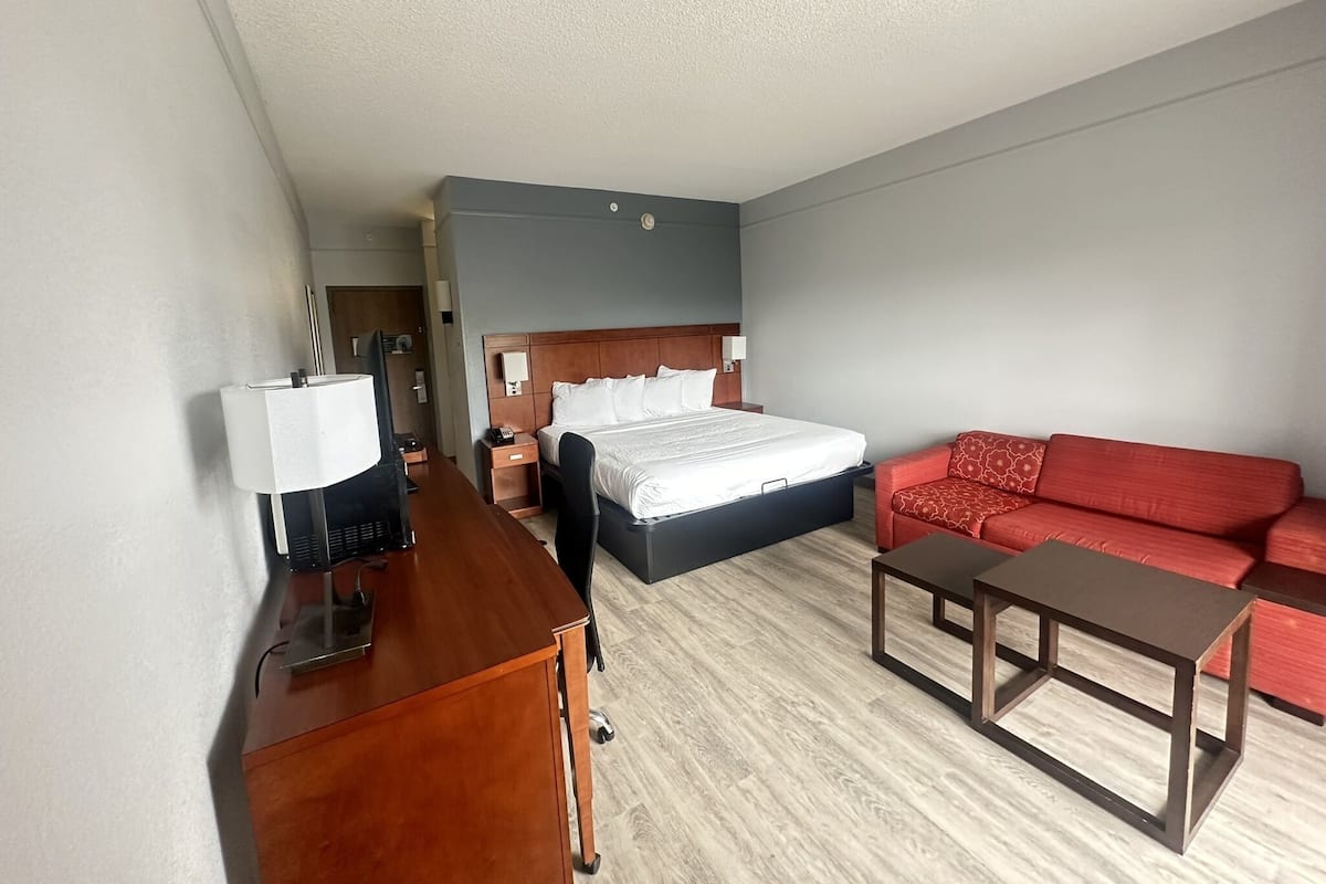 Habitación Deluxe, 1 cama King size, para no fumadores | Escritorio, cortinas blackout y tabla de planchar con plancha